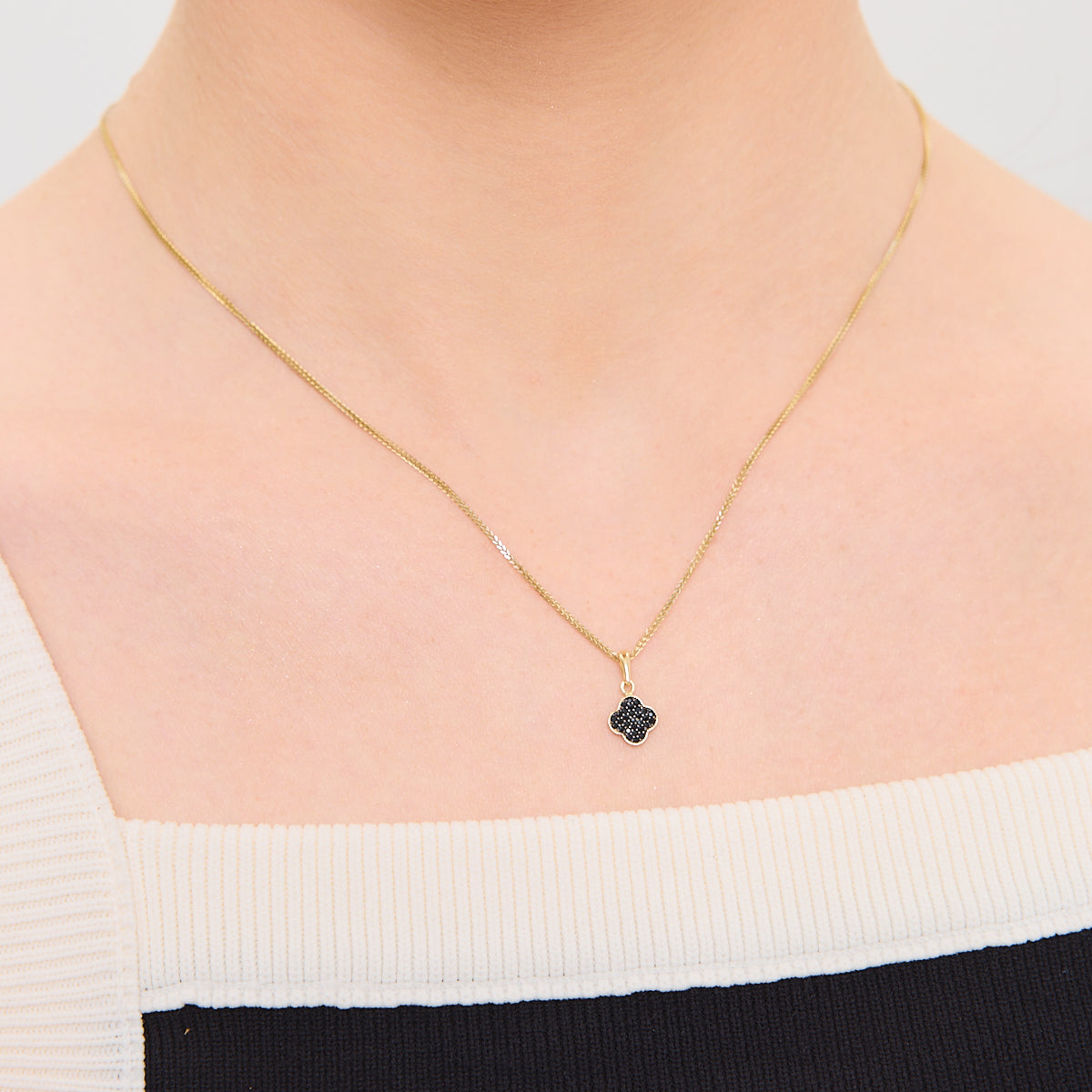 Zawieszka złota z czarnymi cyrkoniami - koniczynka